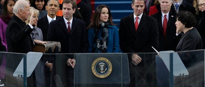 Pelantikan Presiden: Sonia Sotomayor mengambil sumpah Wakil Presiden Joseph Biden