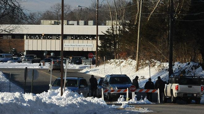 Dengan adanya pengamanan, siswa Sandy Hook yang kembali bersekolah di ‘sekolah paling aman di Amerika’