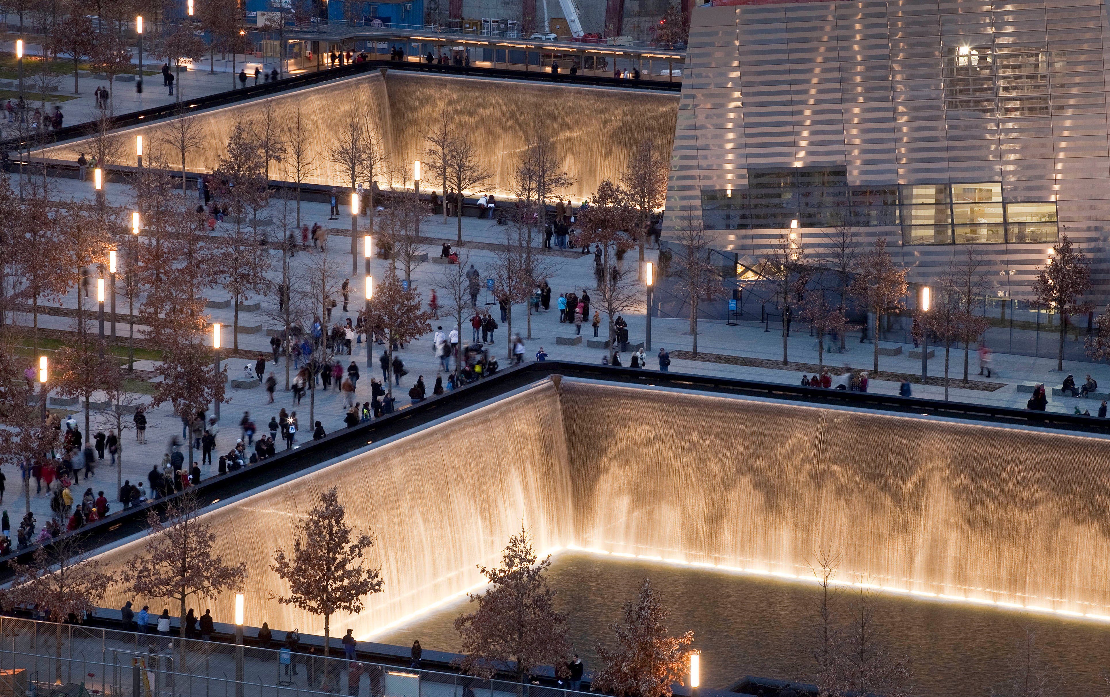 Память 9 11. Мемориал 9/11 в Нью-Йорке. Мемориал башни Близнецы в Нью-Йорке. Мемориал 11 сентября в Нью-Йорке. Национальный мемориал и музей 11 сентября.