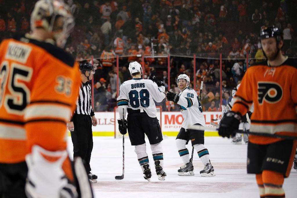 Brent Burns mencetak gol adu penalti untuk mengangkat Sharks menang 3-2 atas Flyers