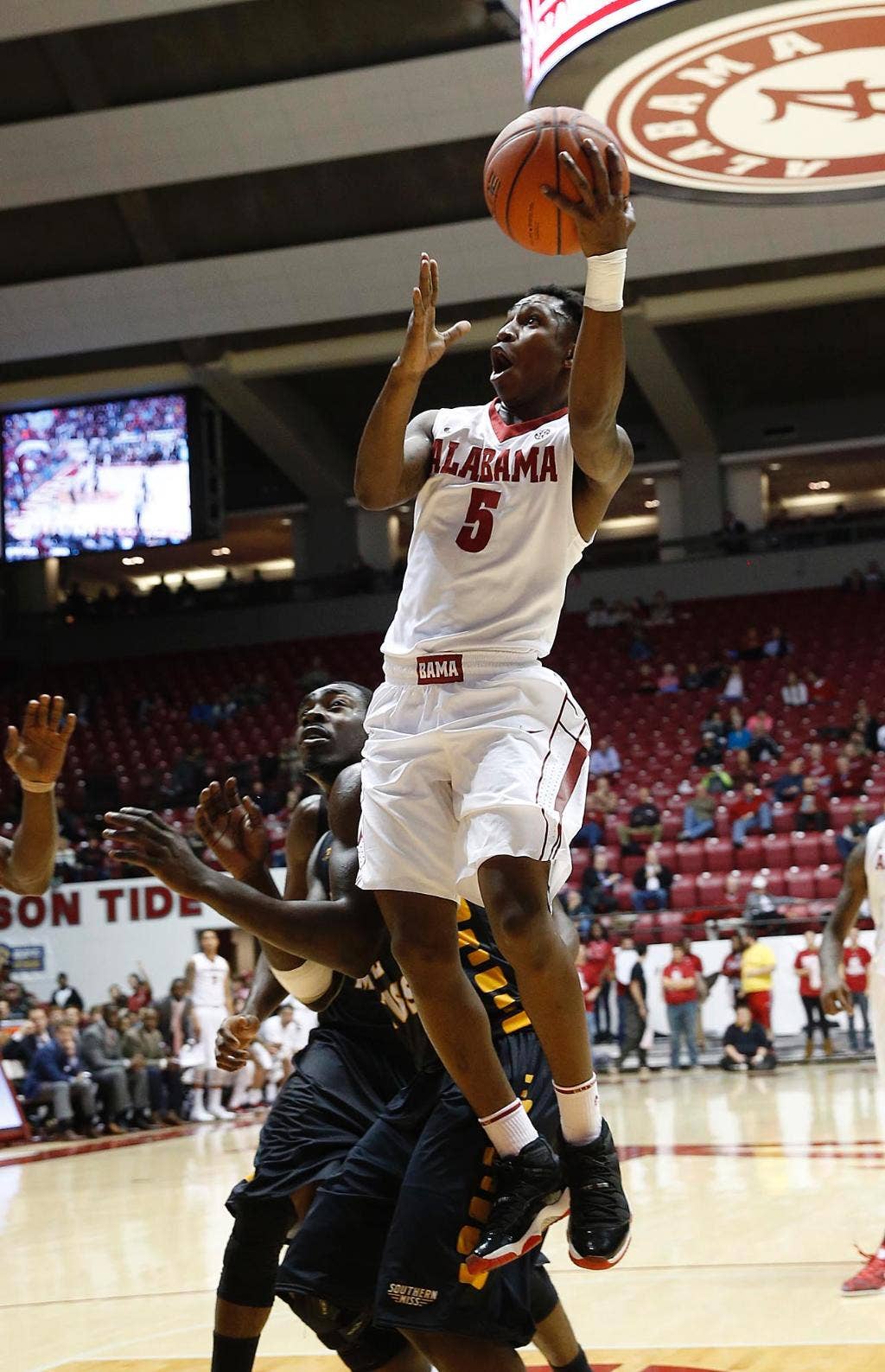 Randolph Tel 23, Tarrant 18, Hale menambahkan 12 dan 11 piring; Alabama Beat Southern Miss 81-67