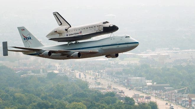 SPACE STRACTLE Cobalah untuk terbang di atas Tucson untuk menghormati Gabby Giffords