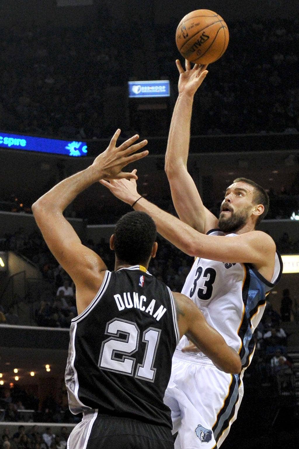 Ginobili mencetak 17 poin, Duncan memiliki permainan ganda triple sementara Spurs Grizzlies mengalahkan 107-101