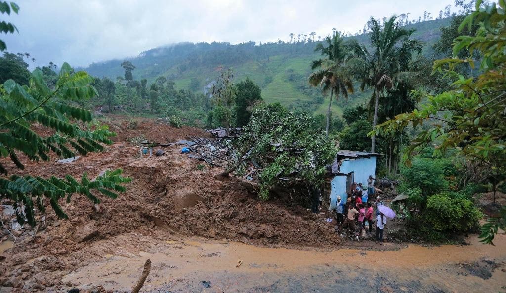 Ratusan orang dikhawatirkan terkubur setelah tanah longsor di Sri Lanka