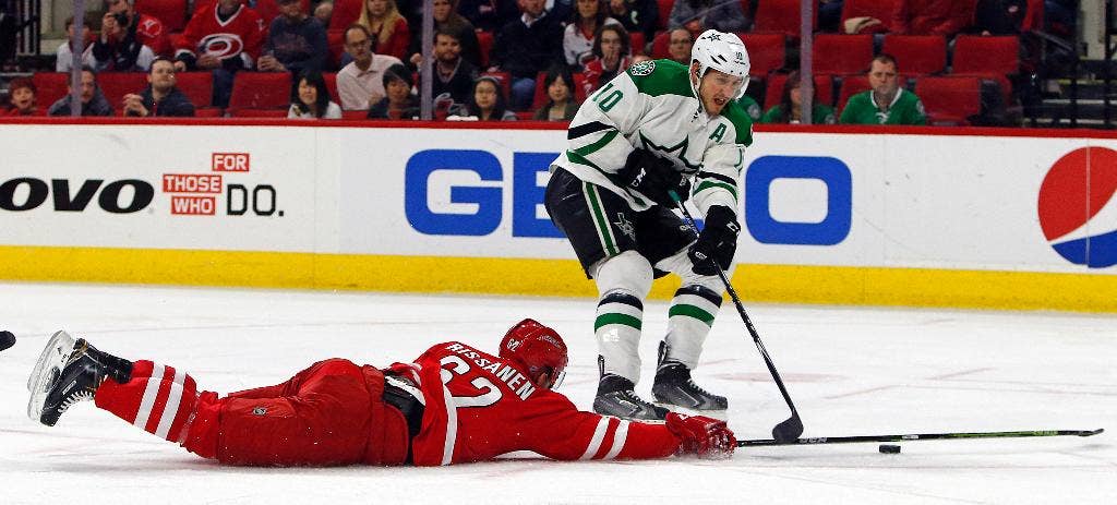 Goligoski, Eakin dan Eaves masing-masing mencetak gol dan assist dalam kemenangan 5-3 Stars atas Hurricanes