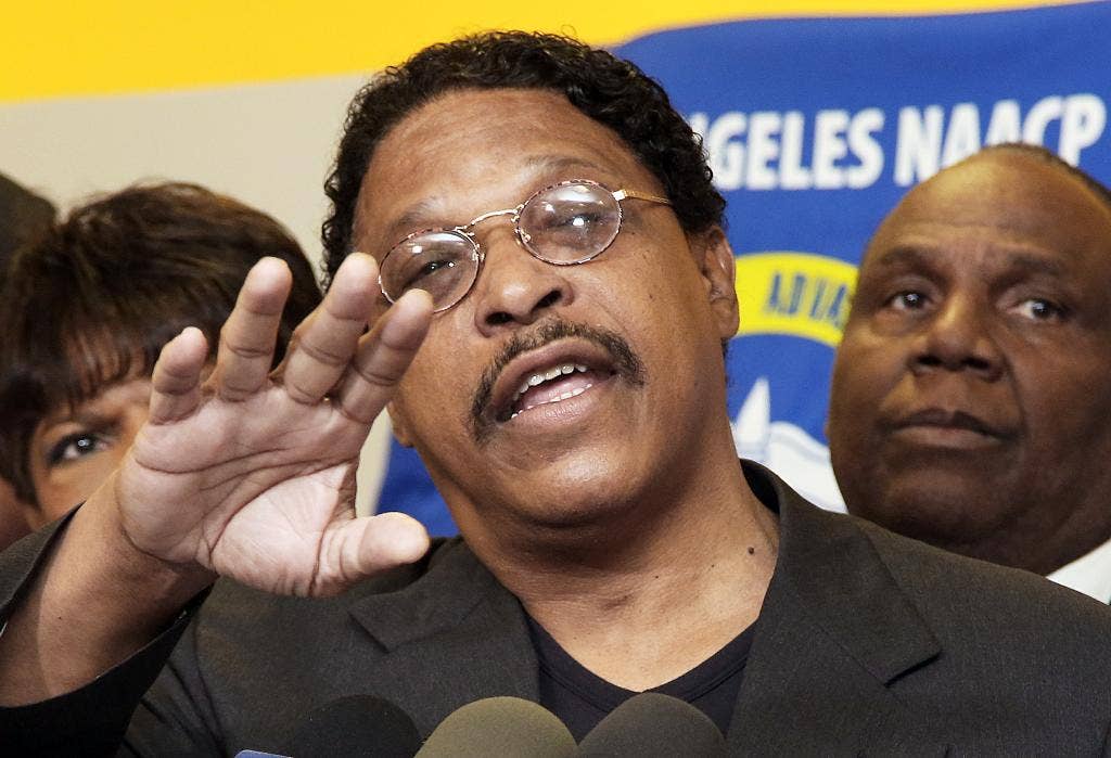 Presiden NAACP cabang Los Angeles mengundurkan diri di tengah kehebohan atas keputusan untuk menghormati Sterling