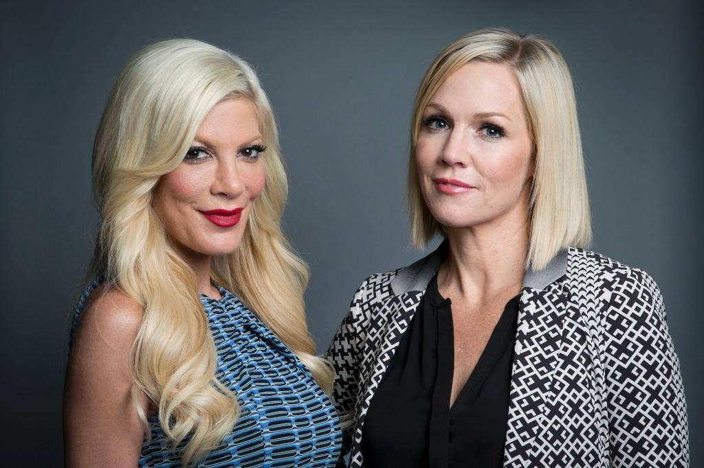 Tori Spelling dan Jennie Garth bersatu kembali untuk pertunjukan baru