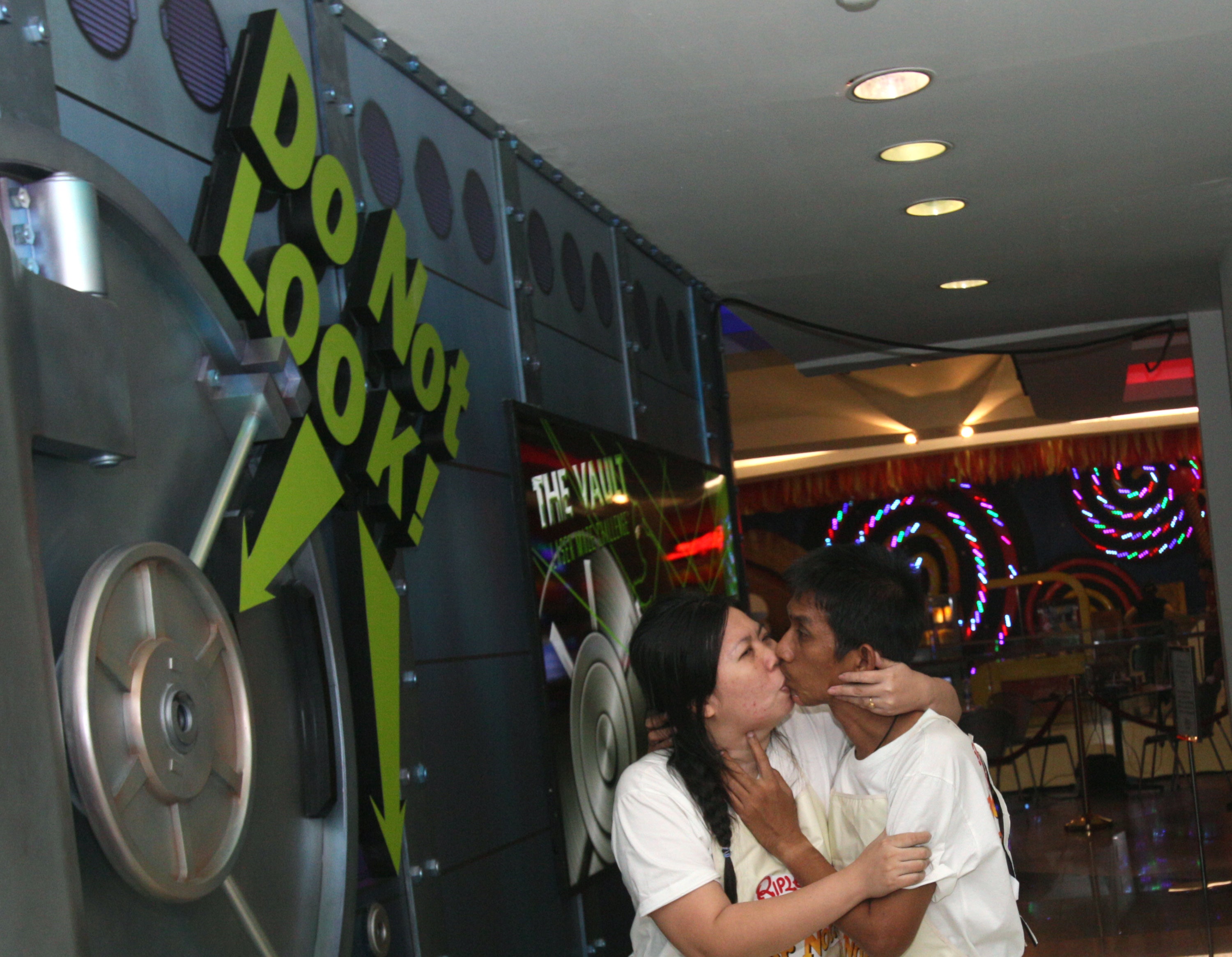 Рекорд по поцелую. Эккачай и Лаксана Тиранарат из Таиланда. Эккачай Тиранарат и Лаксана Тиранарат. Самый долгий поцелуй в мире рекорд Гиннесса. Конкурсы на поцелуй.