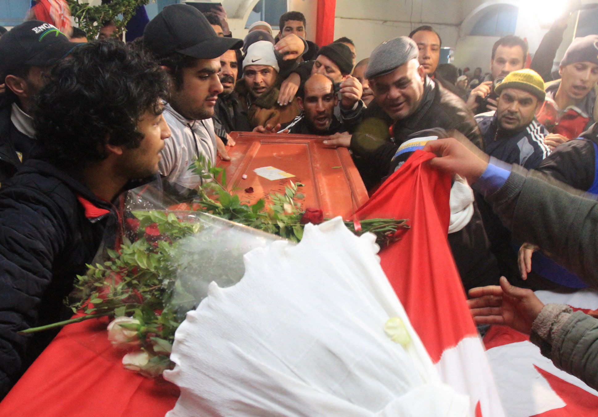 Bentrokan terjadi ketika ribuan warga Tunisia memprotes pemerintah di pemakaman kelompok kiri yang terbunuh