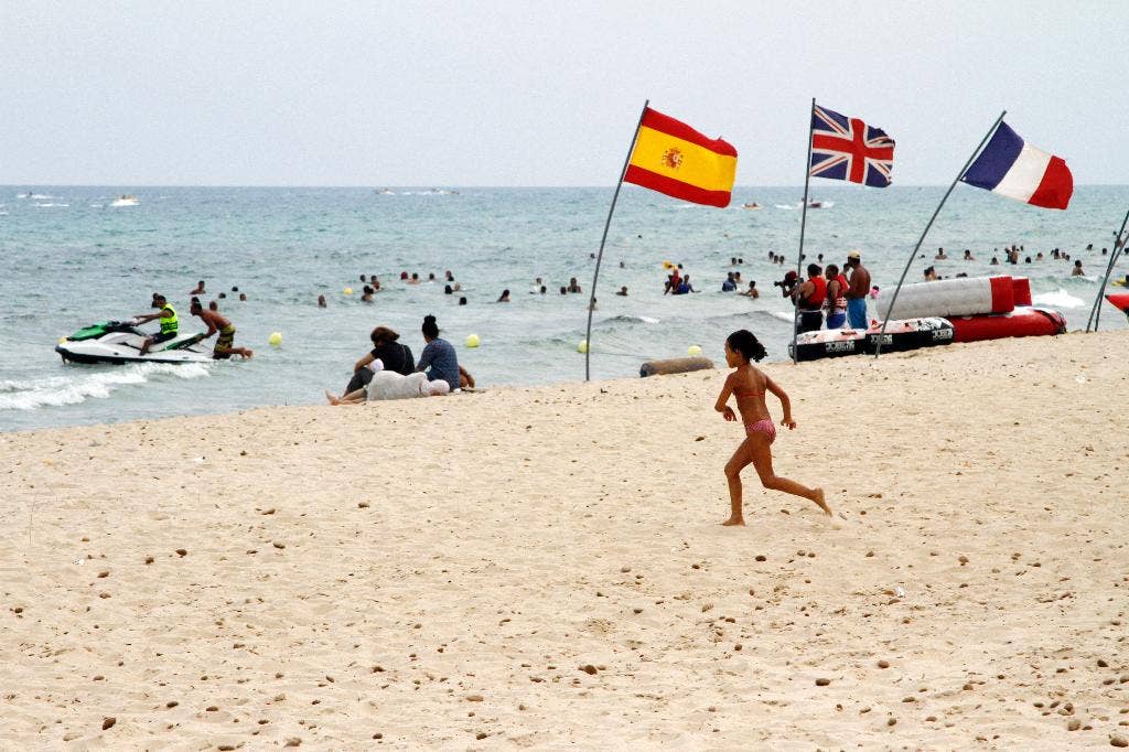 Pantai-pantai di Tunisia, yang masih dipenuhi penduduk lokal namun sudah sepi dari wisatawan asing, menghadapi musim dingin yang sulit