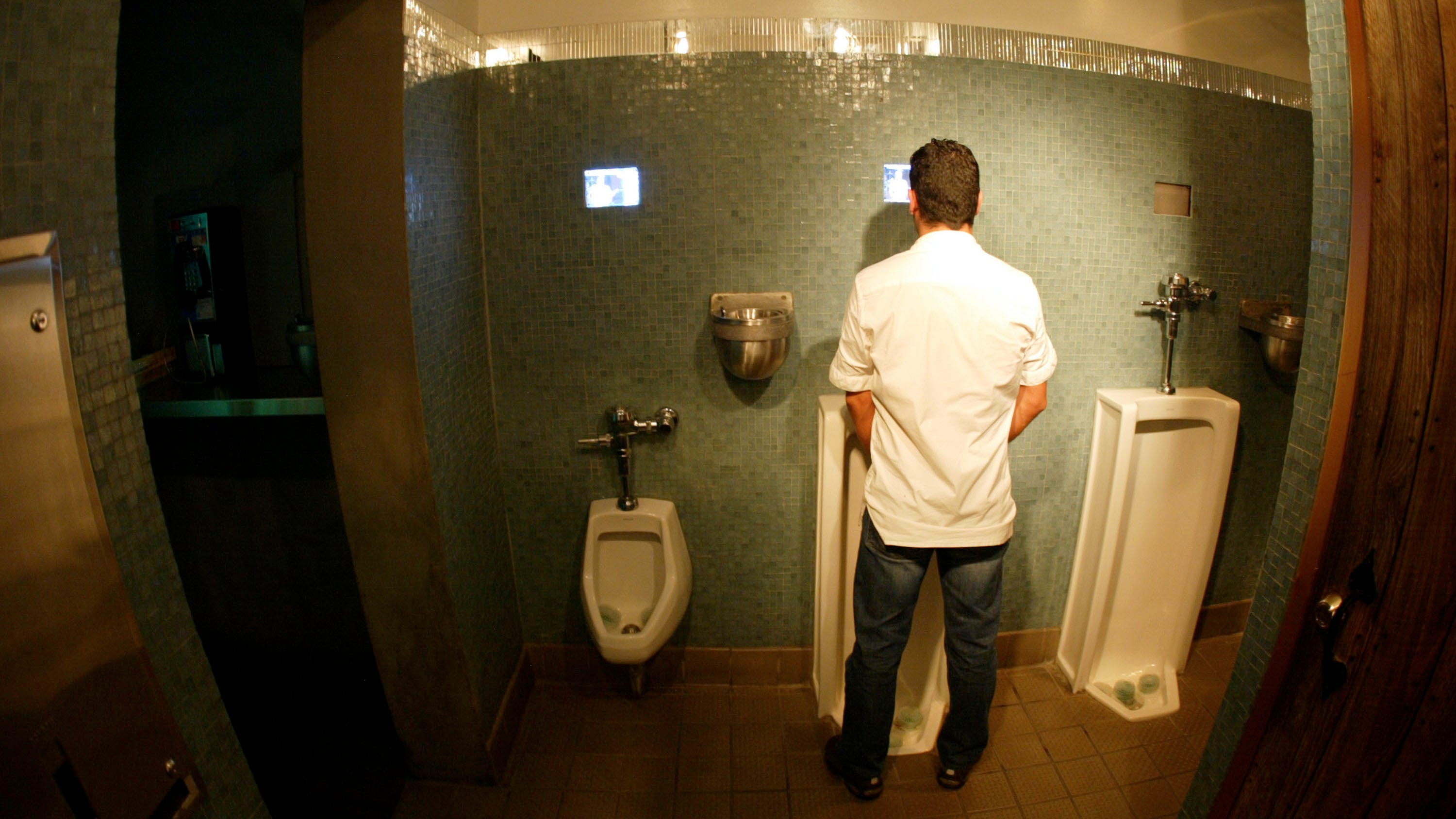 С другом мужа в туалете. Мужчина в туалете. Мужские общественные туалеты. Писсуар мужской для туалета. Мужские кабинки туалета.