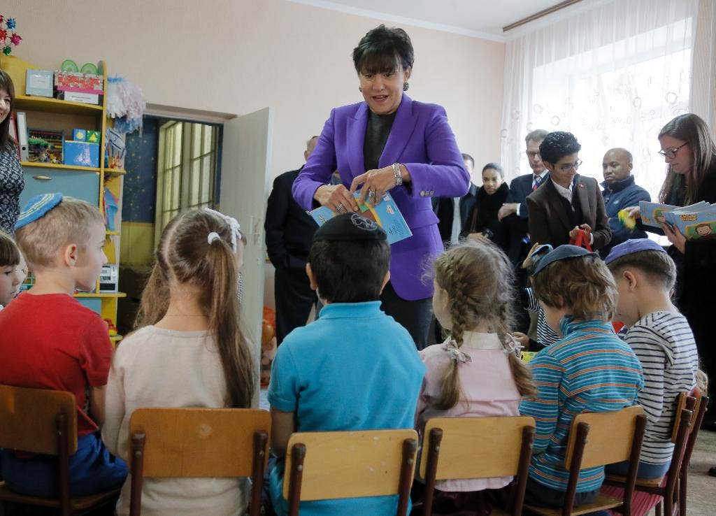 Karena memotong ikatan Rusia, Ukraina dapat mengharapkan ketergantungan bertahun -tahun pada Barat sebelum ekonomi pulih