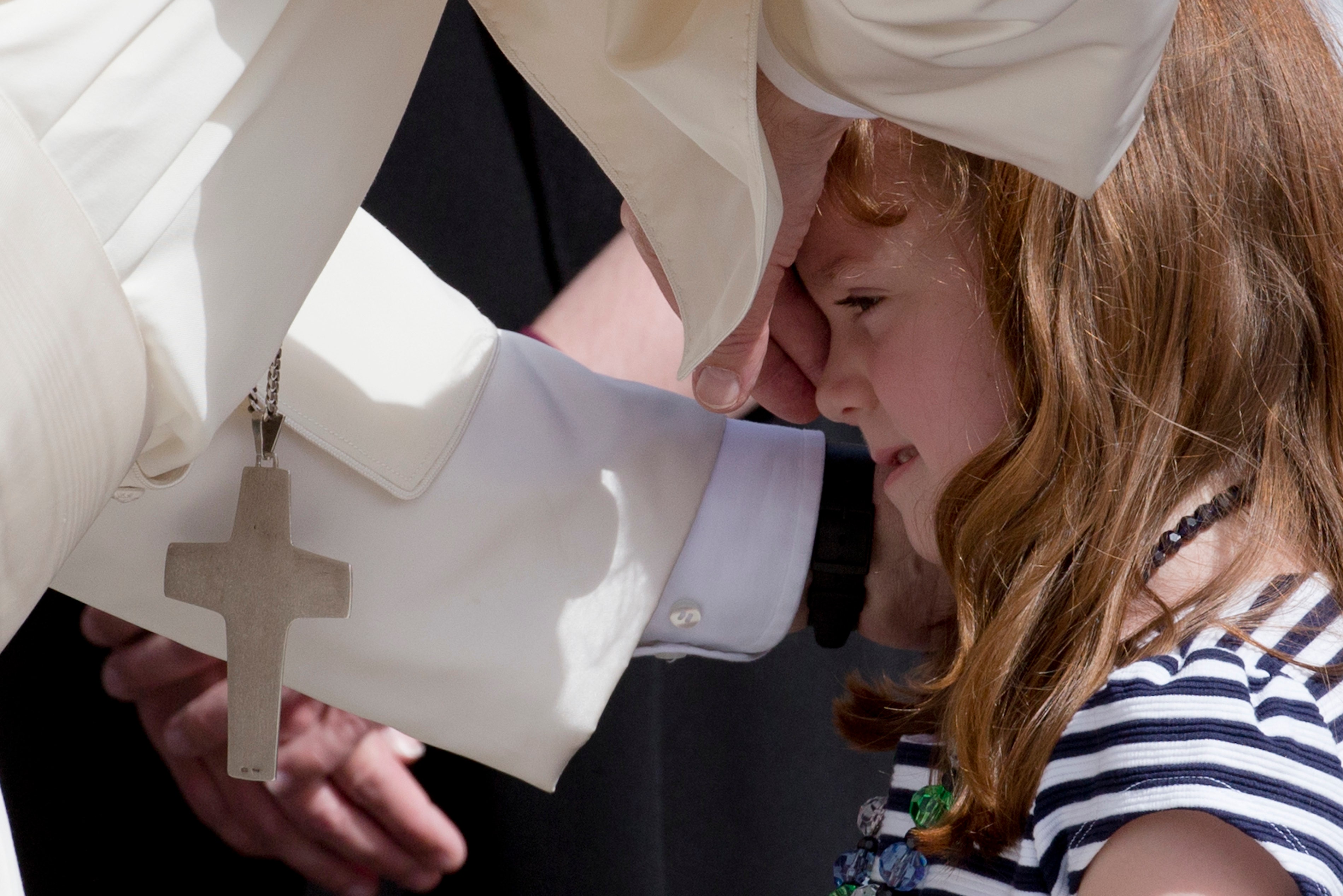 5-year-old girl going blind gets her ‘bucket list’ wish to see Pope Francis