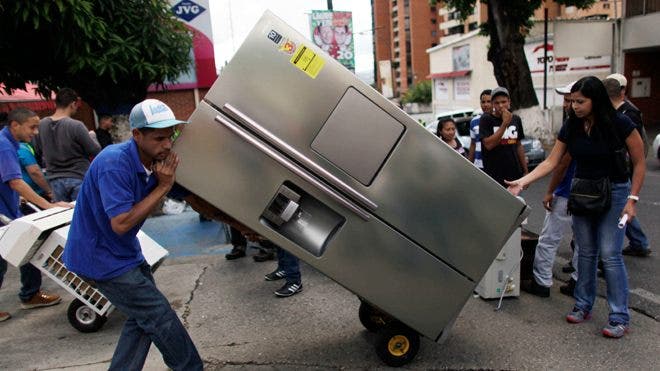 Ketika warga Venezuela bergegas ke toko gadget, Maduro mendesak agar tetap tenang