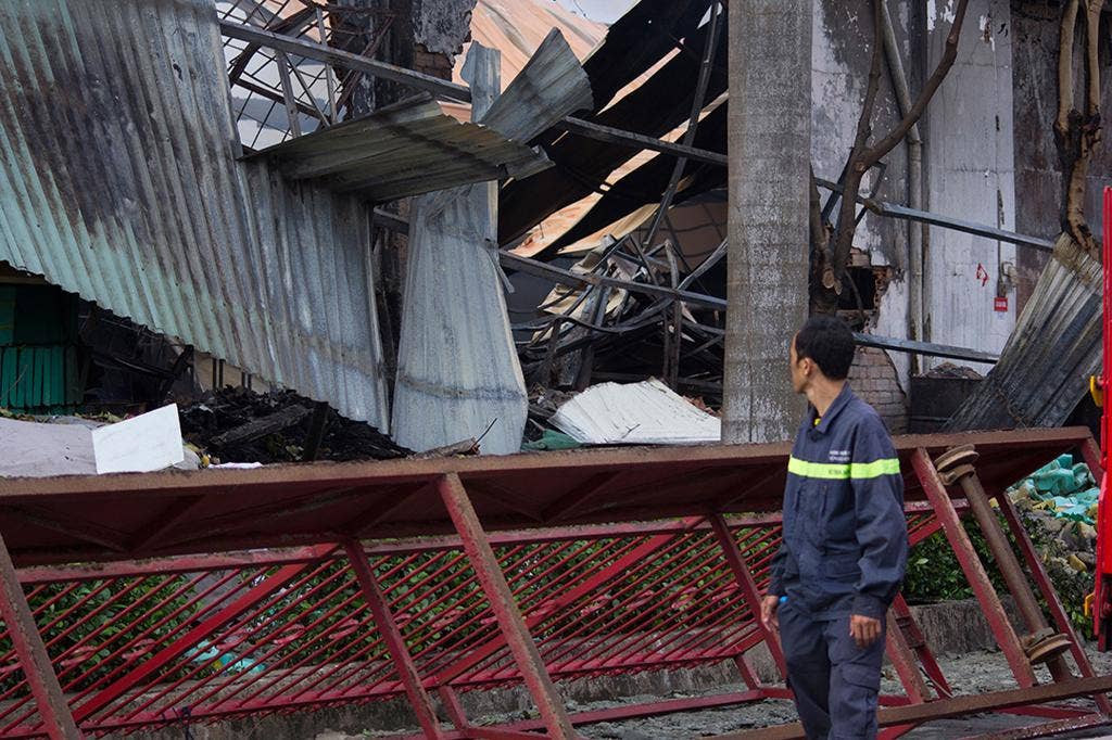 Pabrik badai perusuh di Vietnam, Bunuh 1 Cina dan melukai 90 di tengah kemarahan atas minyak Pabrik badai perusuh di Vietnam, Bunuh 1 Cina dan melukai 90 di tengah kemarahan atas minyak
