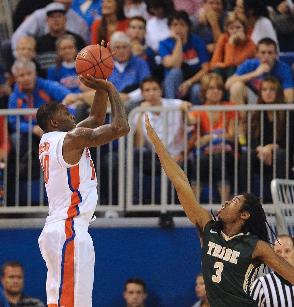 Florida's Dorian FinneySmith has hairline fracture in nonshooting