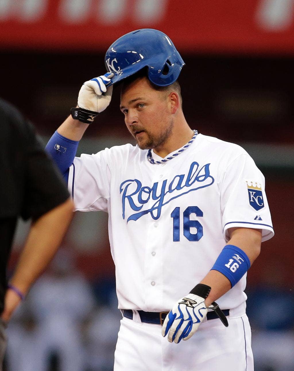 Hats off! When Kansas City fielders make great plays, teammates salute