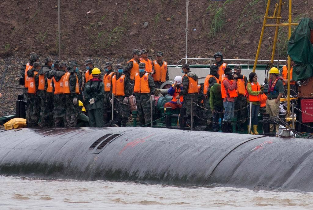 Pihak berwenang Tiongkok meningkatkan upaya untuk memulihkan lebih dari 420 orang di perahu sungai tersebut