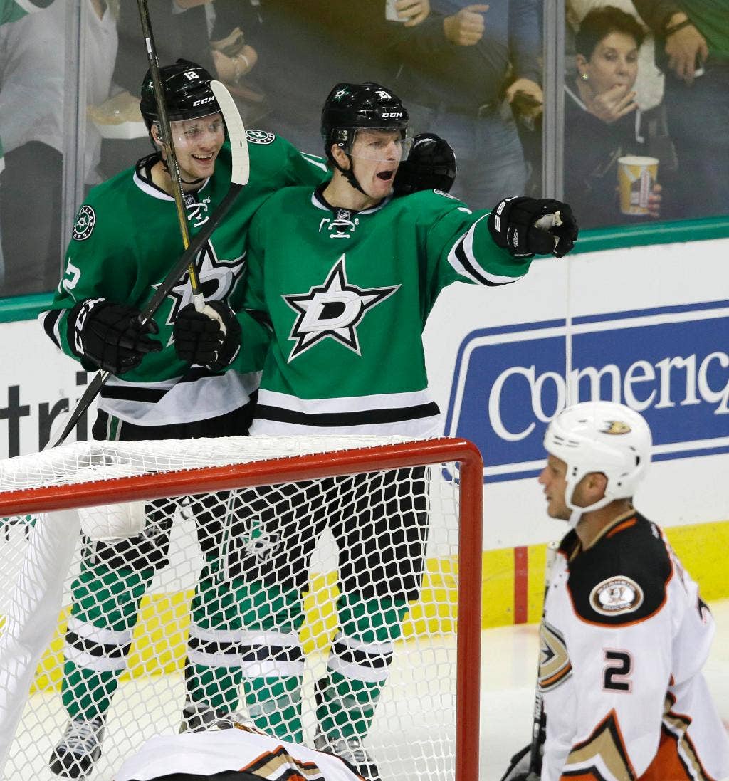 Bintang menang 4-2 atas Bebek di pertandingan pertama juara divisi