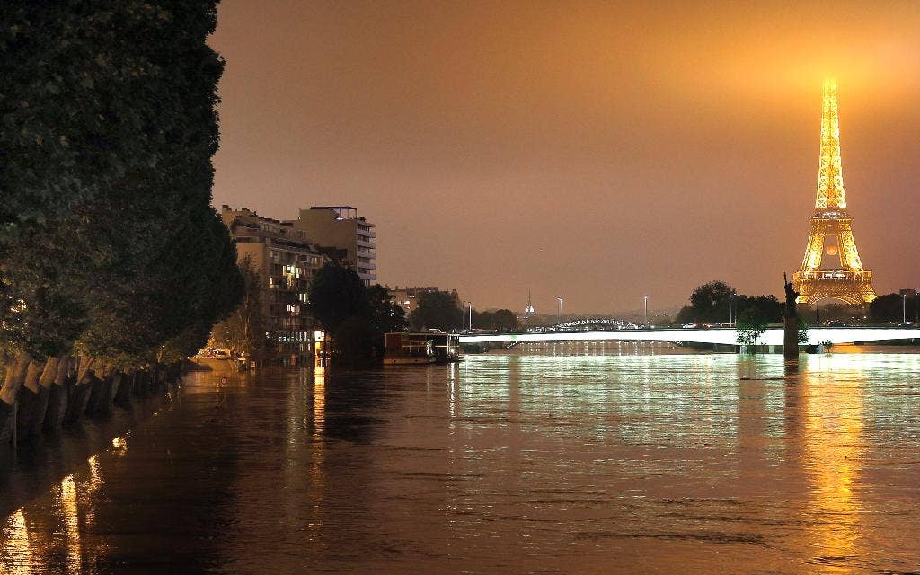 Seine water levels decrease again after Paris flooding peaks