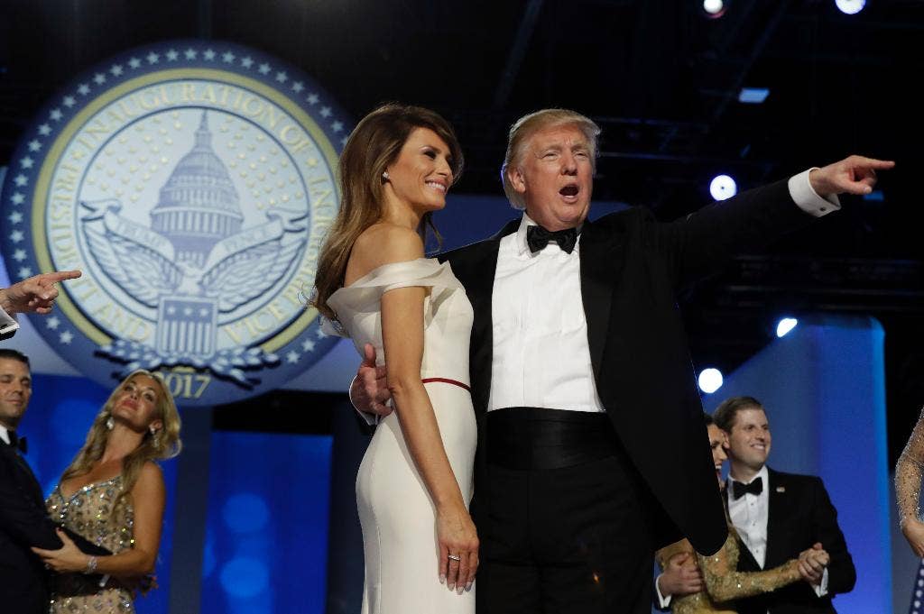 Trump mengakhiri upacara, beralih ke pemerintahan