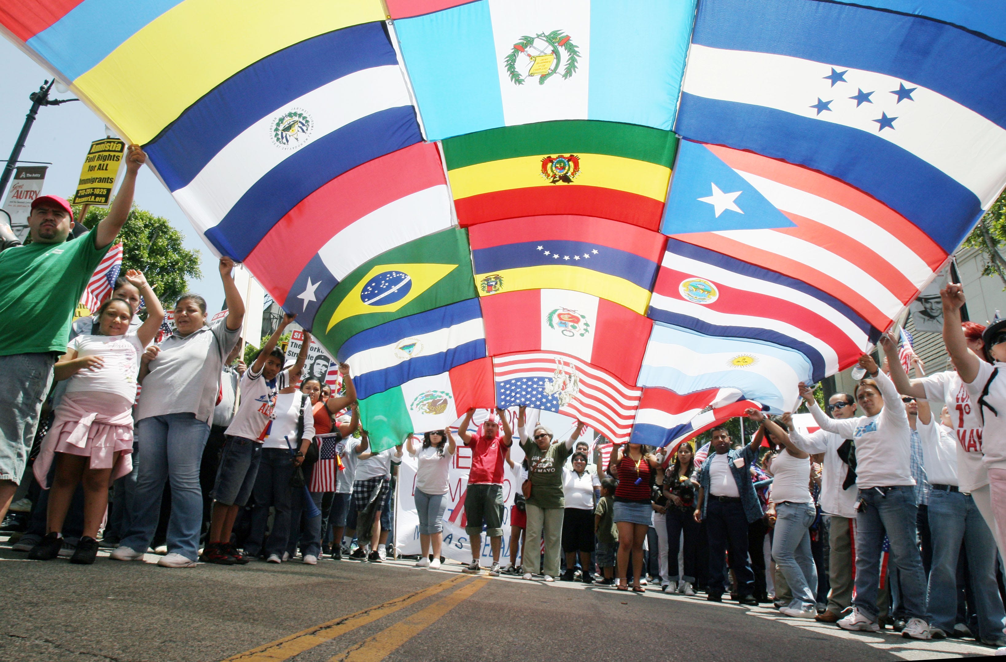 Latino americans. Испания и латинская Америка. Иммигранты в Испании. Эмиграция в латинскую Америку. Америка Страна иммигрантов.