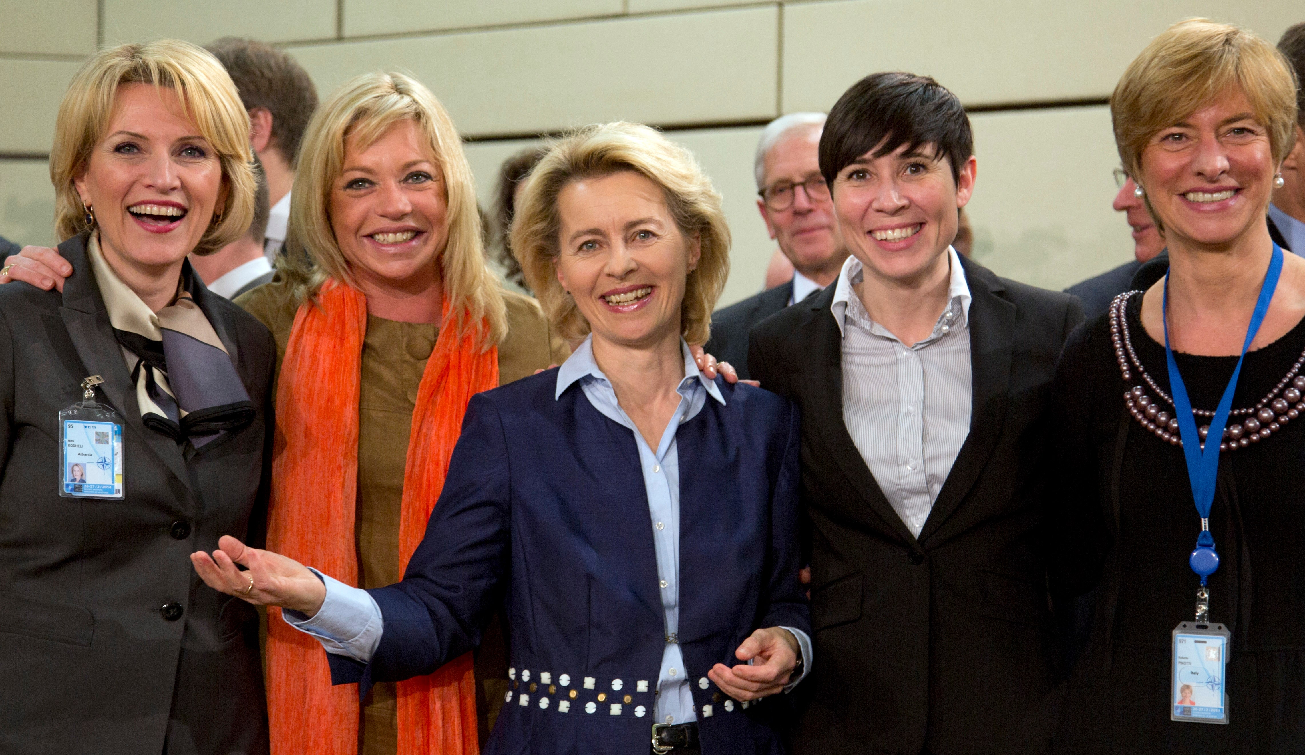Женщина нато. Министры обороны ЕС. Министр обороны Норвегии женщина. Министры обороны Европы фото. Министры обороны Германии Норвегии.