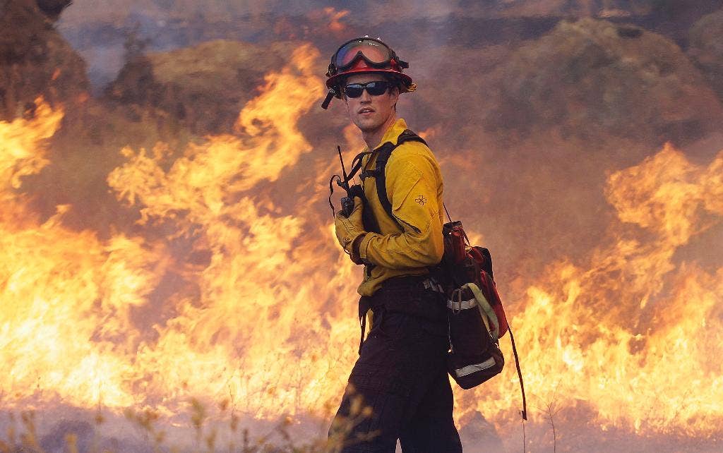 Petugas pemadam kebakaran mulai bergerak ketika kebakaran hutan menyebar di California Utara