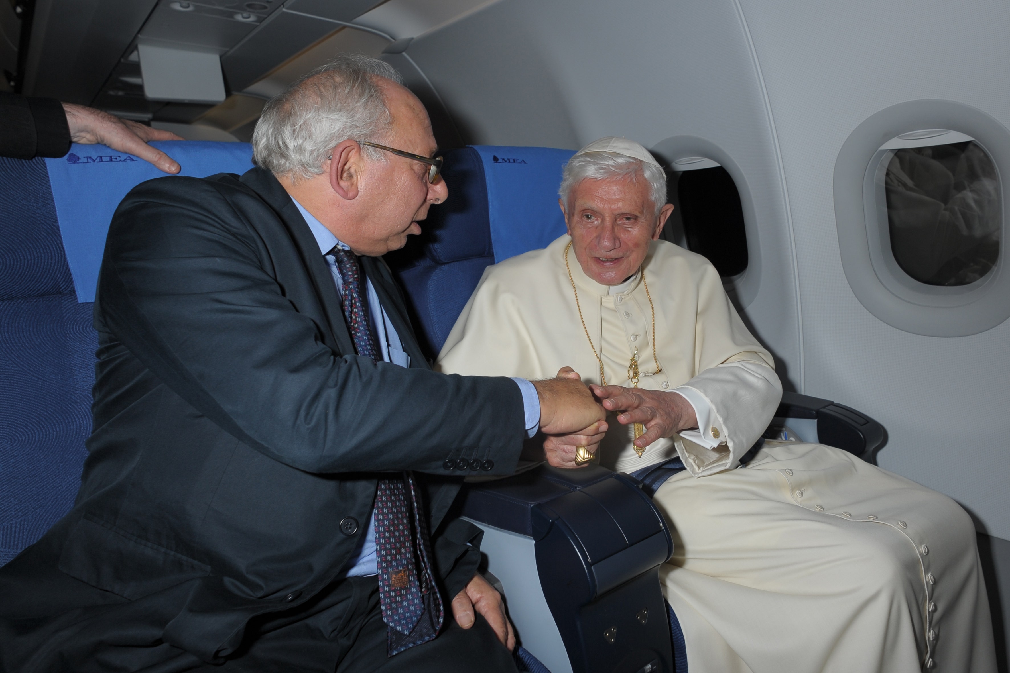 Pertemuan dekat dengan penerus Santo Petrus di pesawat kepausan dan di balik pintu perunggu Vatikan