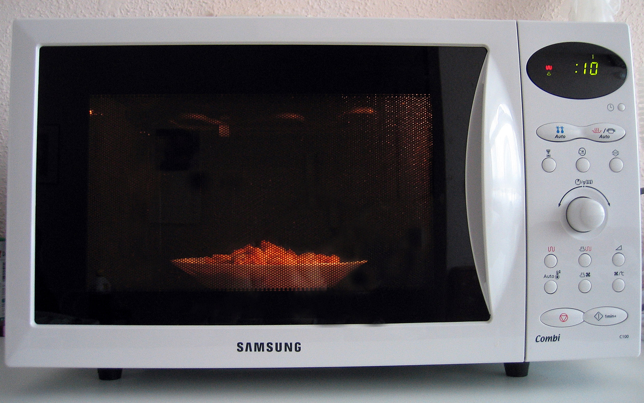 Может ли микроволновка загореться. Микроволновая печь сгорела. Микроволновая печь сгорела. Загорелась микроволновка. Может ли микроволновка загореться.