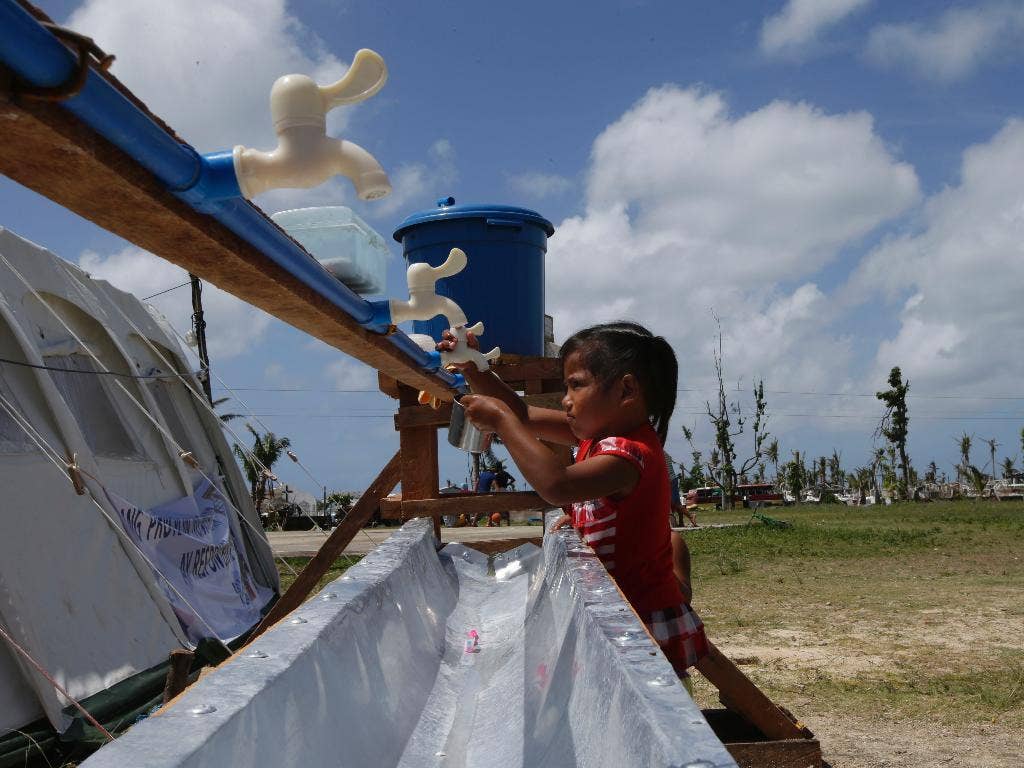 Masa depan yang tidak pasti membayangi para penyintas Filipina yang sedang memulihkan diri enam bulan setelah Topan Haiyan