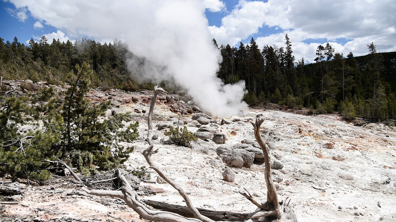 long-dormant-yellowstone-hot-spring-erupts