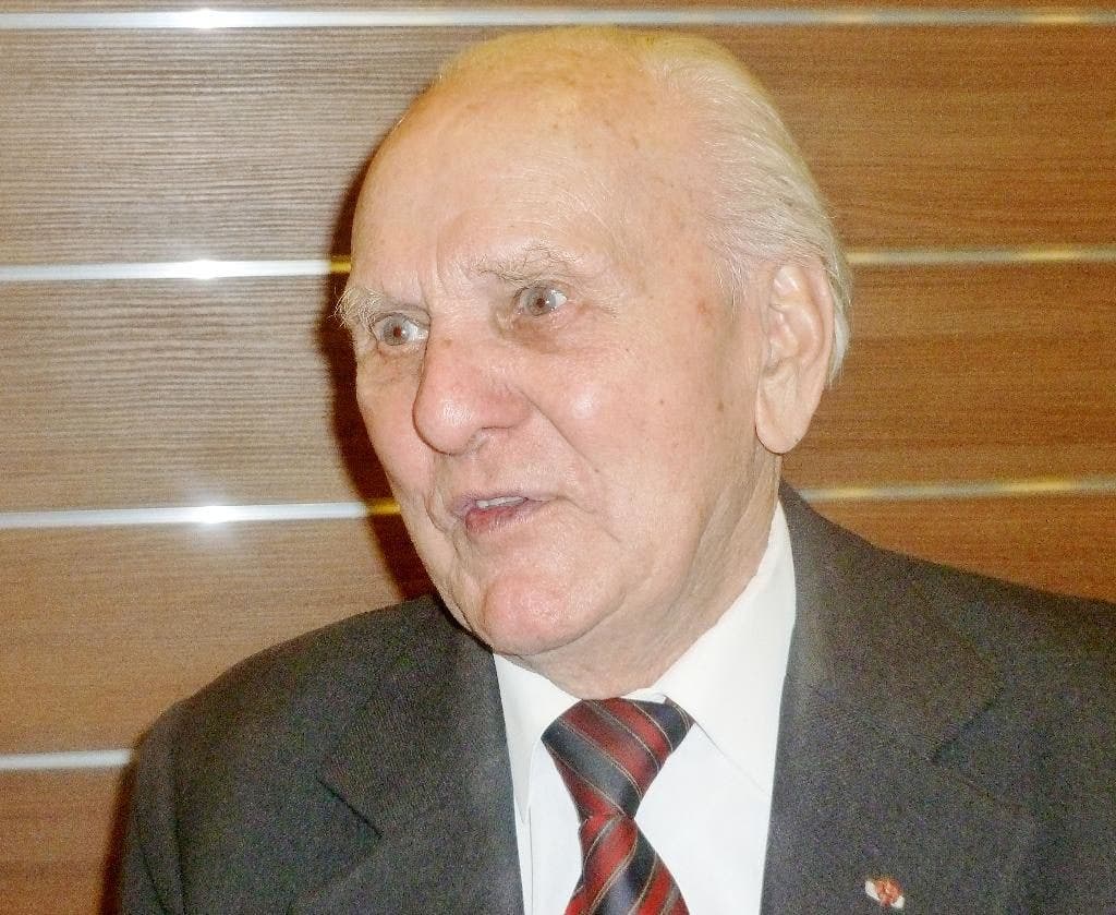 Tukang cukur ke komandan Auschwitz Hoess mempertimbangkan untuk memotong tenggorokannya tetapi konsekuensi yang ditakuti