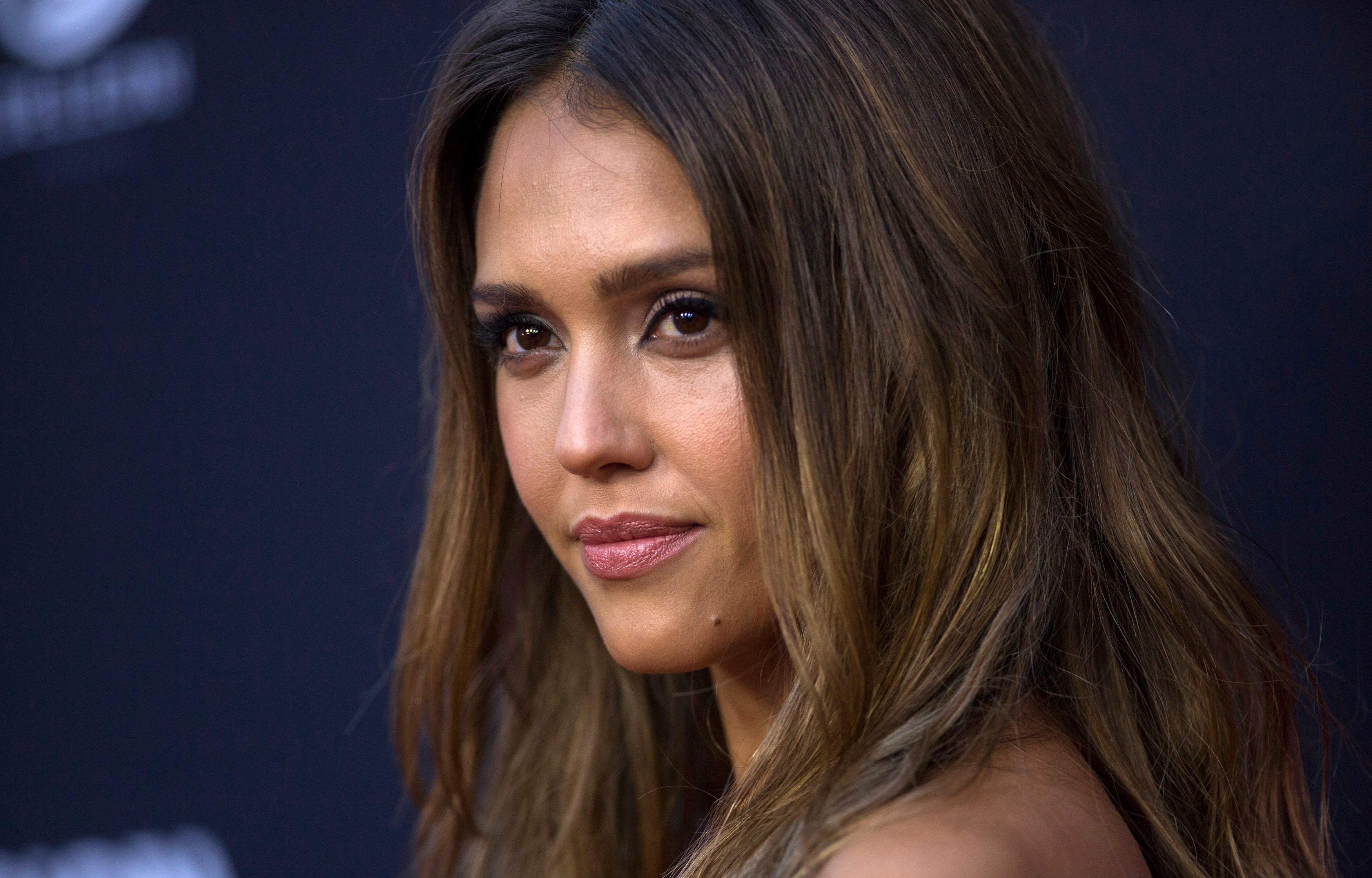 Jessica Alba’s company under fire as customers complain sunscreen doesn ...