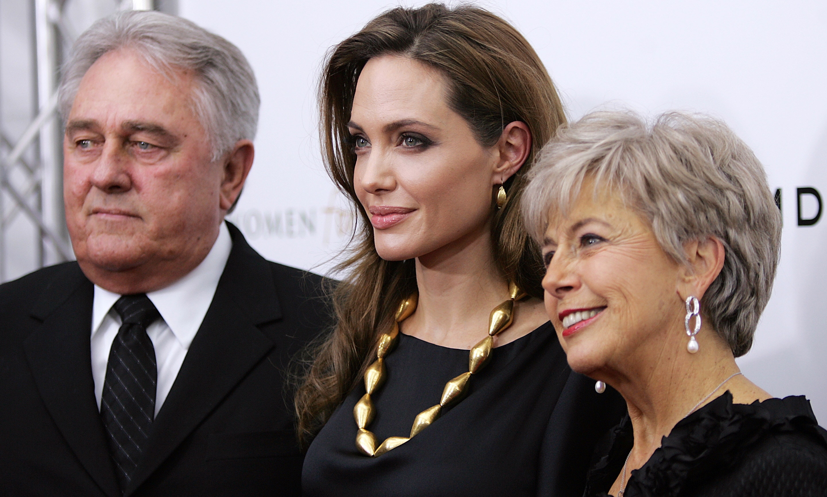 Exclusive Jon Voight Defends Brad Pitt S Mom After She Gets Death Threats For Penning Anti