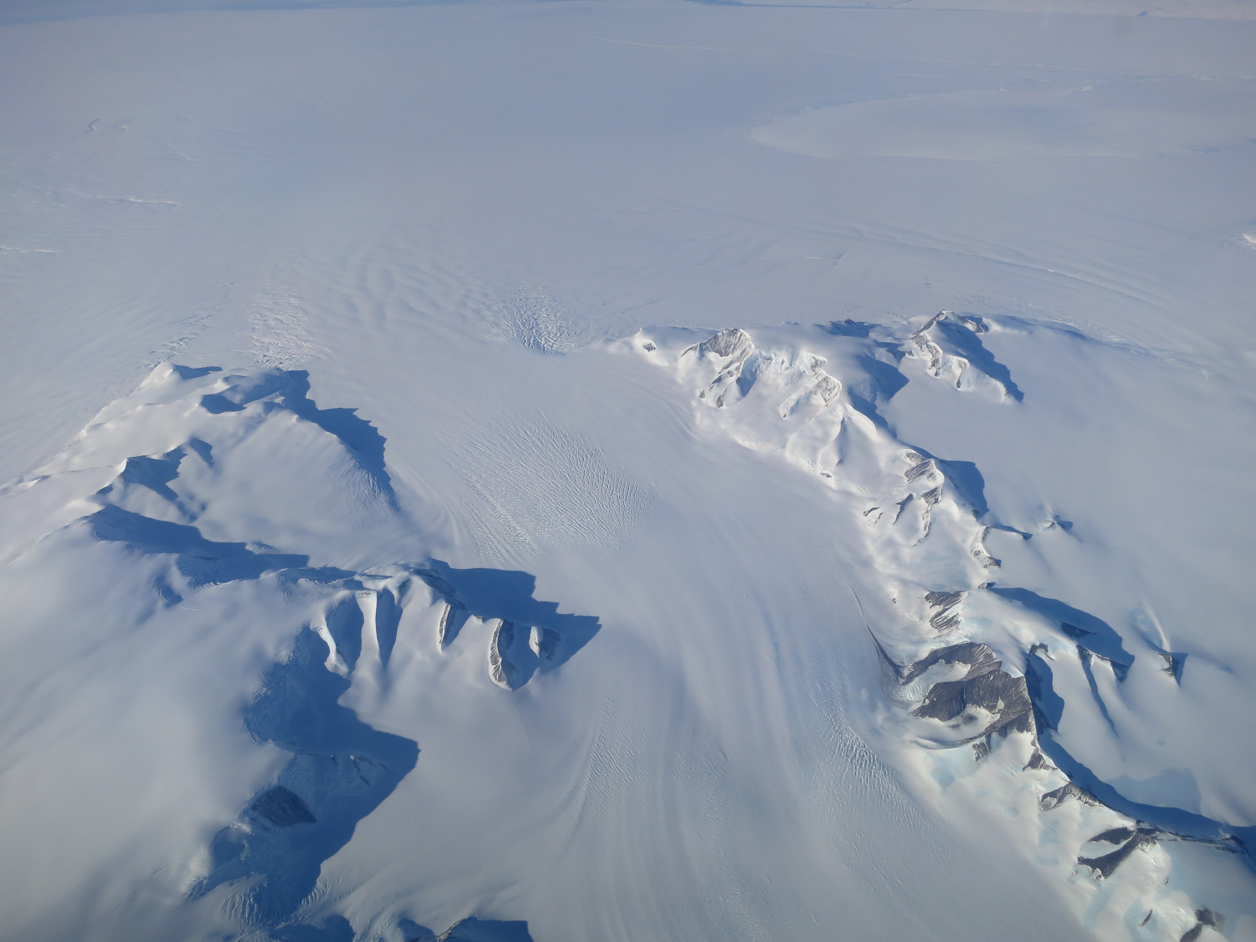 Антарктические широты. Ледяной Покров Антарктиды. Антарктида материк без льда. Ледяной щит Антарктиды. Западно антарктический ледяной щит.