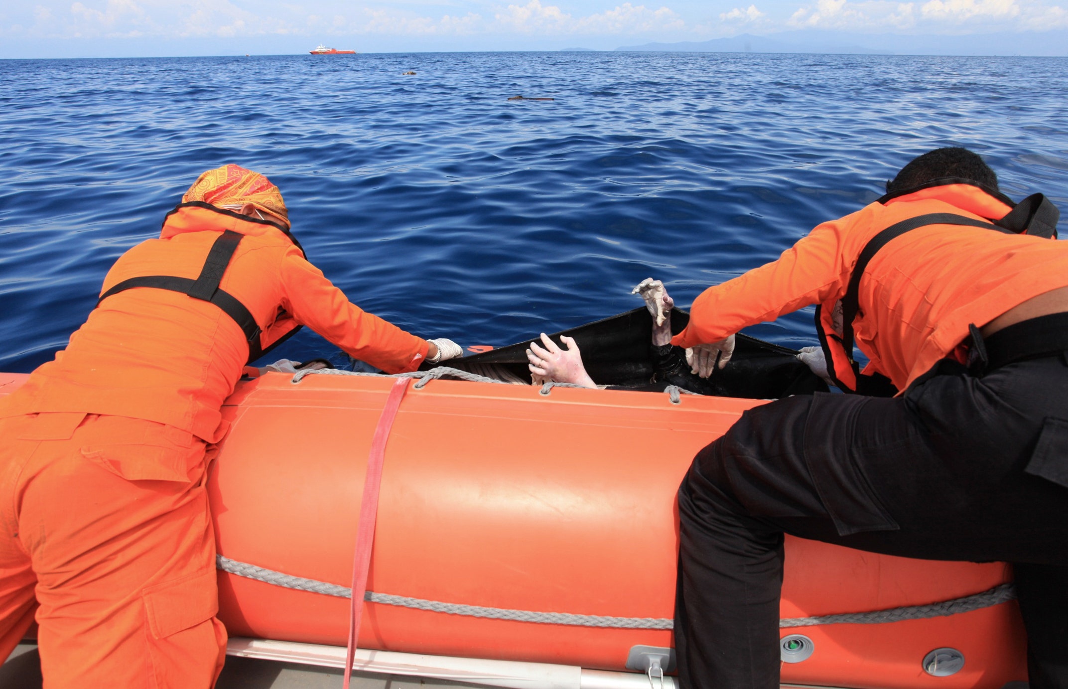 Rescuers recover 40 more bodies days after Indonesian boat sinks in ...