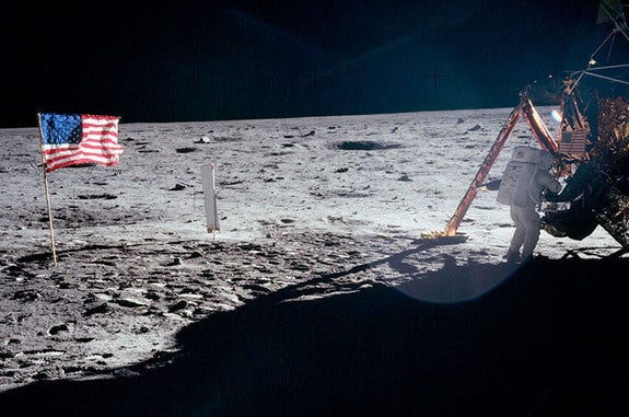 Apakah aksen Neil Armstrong memengaruhi kutipan ‘satu langkah kecil’?