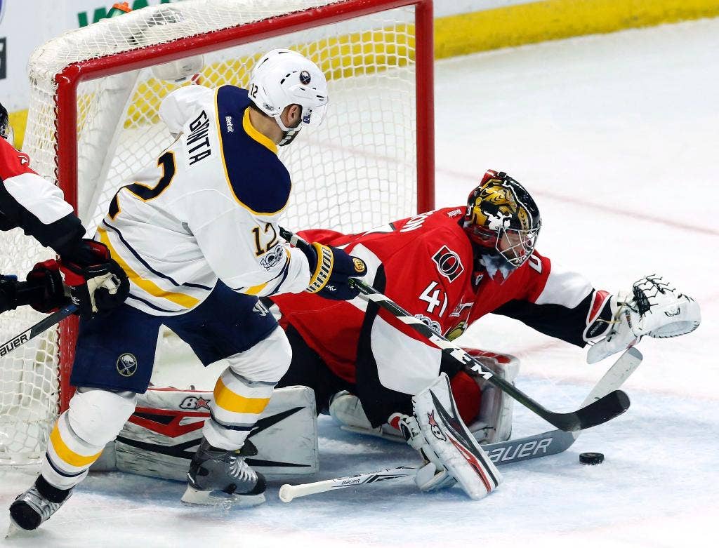 Lehner membuat 39 penyelamatan melawan mantan timnya, Sabres mengalahkan Sens 3-2