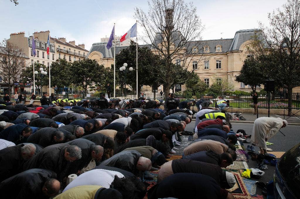 Muslims protest with street prayer in Paris suburb | Fox News