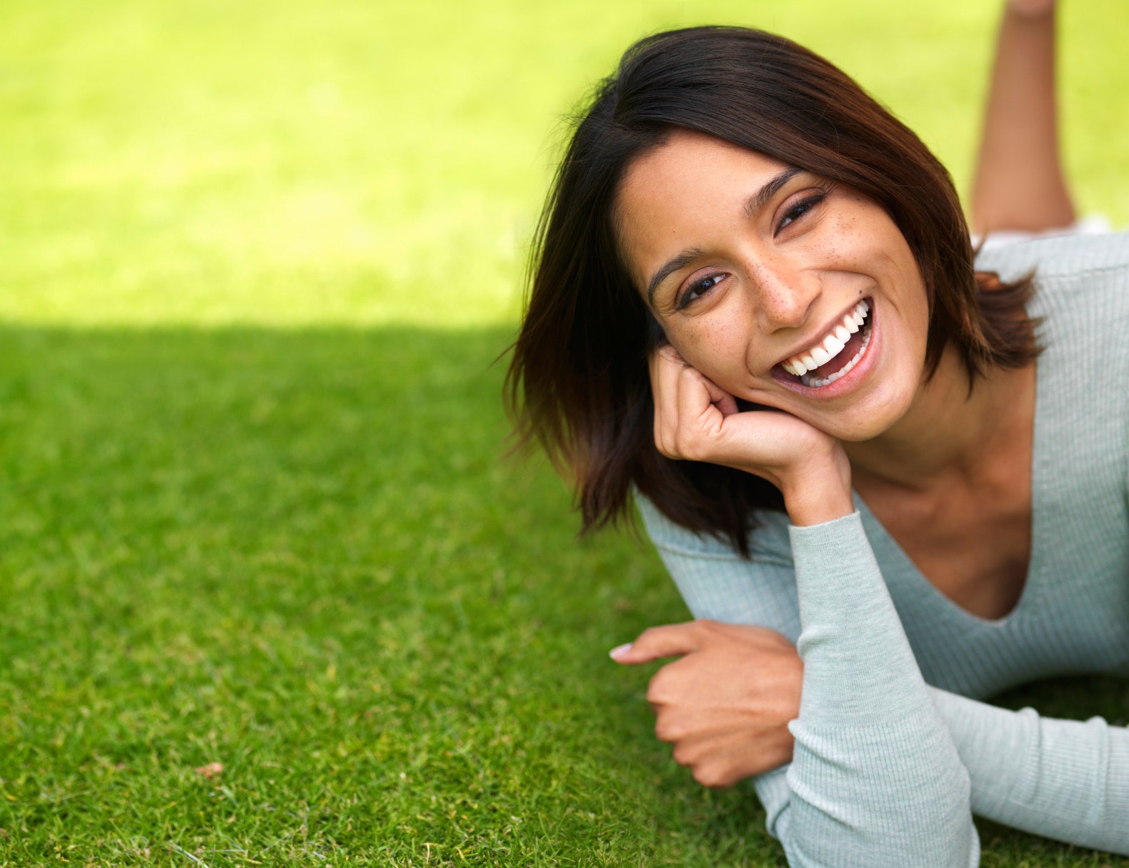 игривая девушка. счастливая женщина. улыбка девушки. Happy womens.