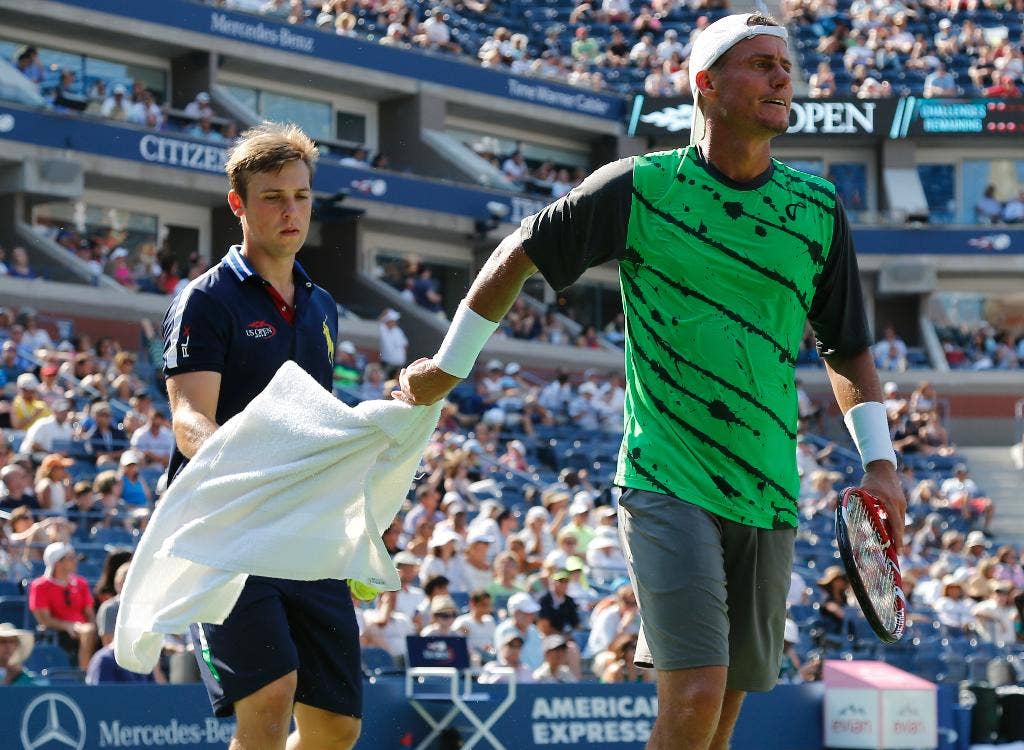 Tolong berikan keringat saya: Melewati handuk keringat menjadi ritual terpanas dan paling kasar tenis