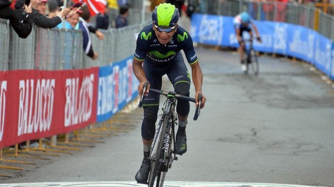 Colombian Cyclists Put On Show During Snowy Giro D’Italia Stage