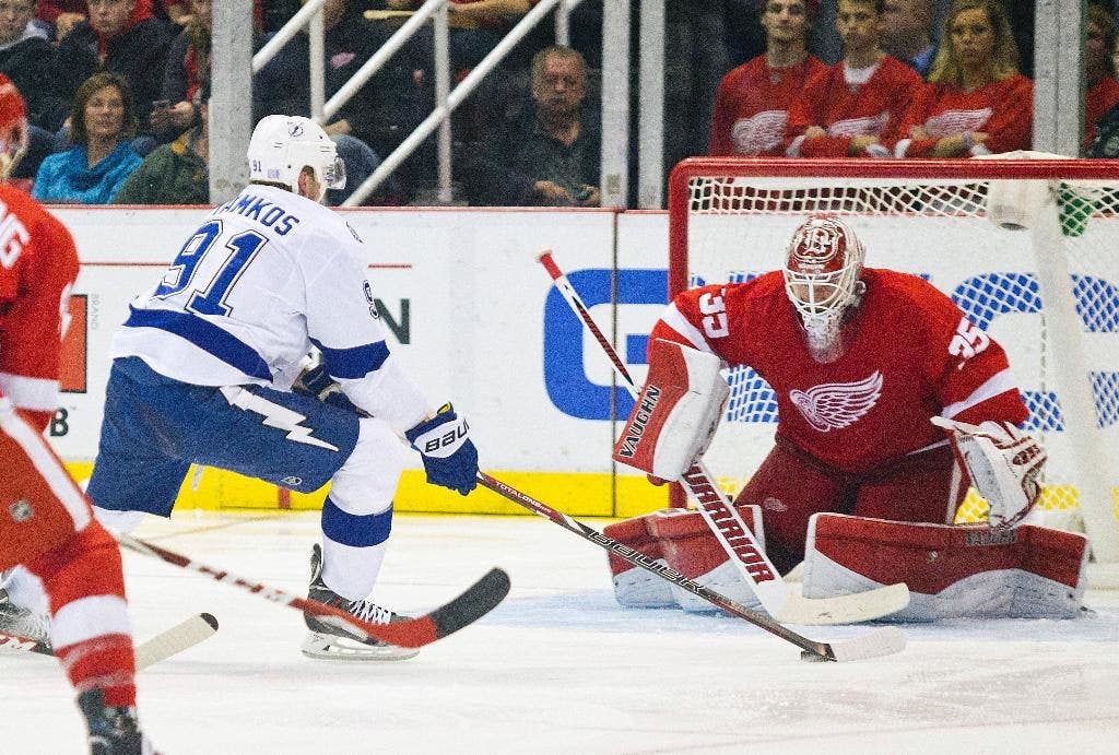 Dua gol Stamkos mengangkat Lightning meraih kemenangan adu penalti 4-3 atas Red Wings