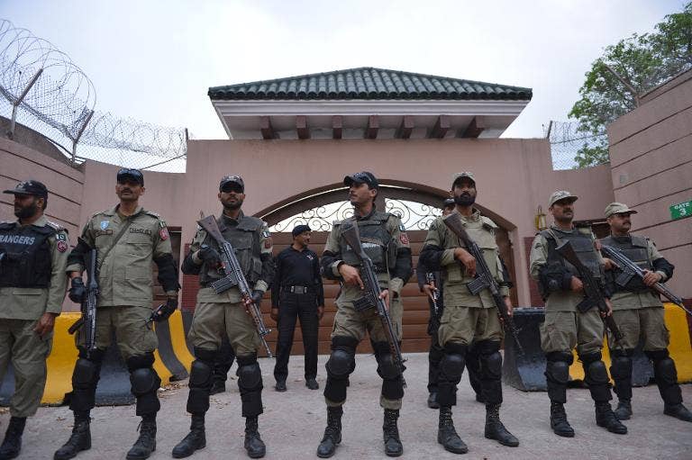 Penahanan di pinggiran kota untuk mantan orang kuat Pakistan