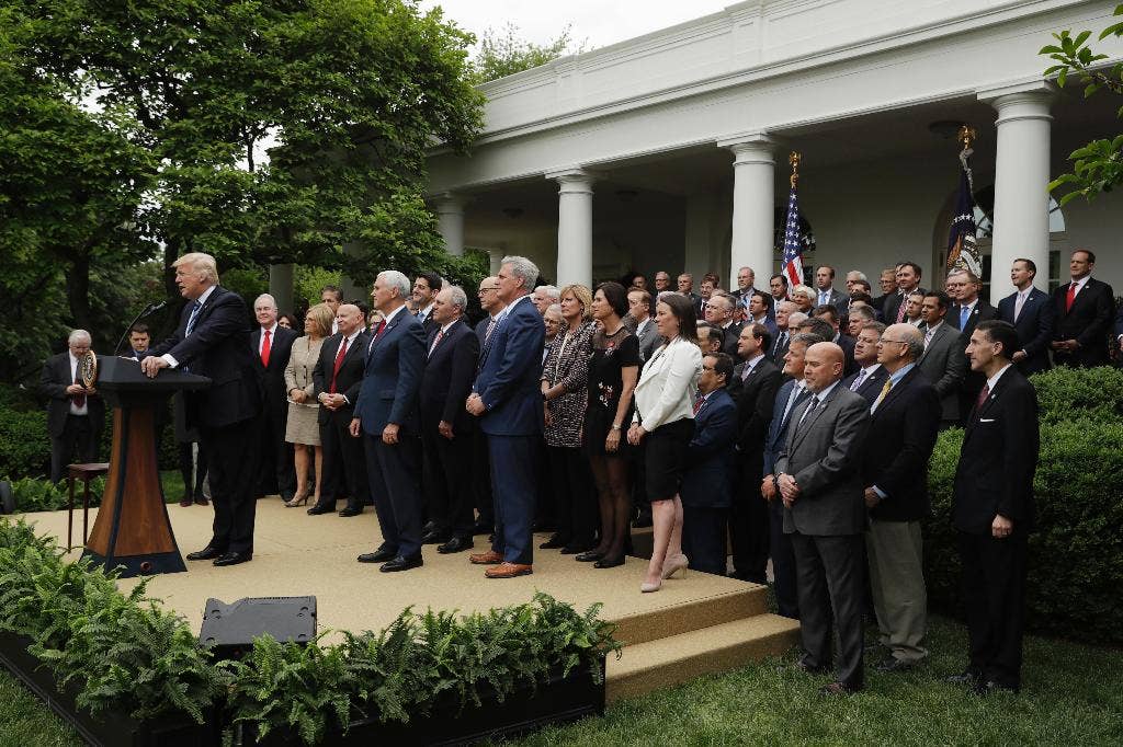 Pemeriksaan Fakta AP: Kacamata kemerahan di kebun mawar