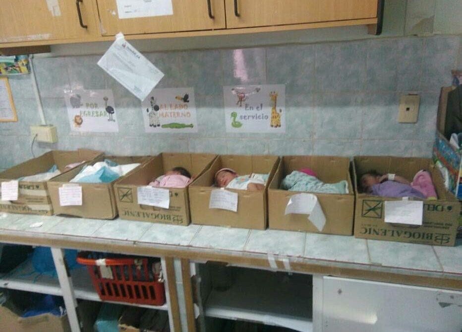 Gambar bayi baru lahir di dalam kotak kardus di rumah sakit Venezuela mengejutkan dunia