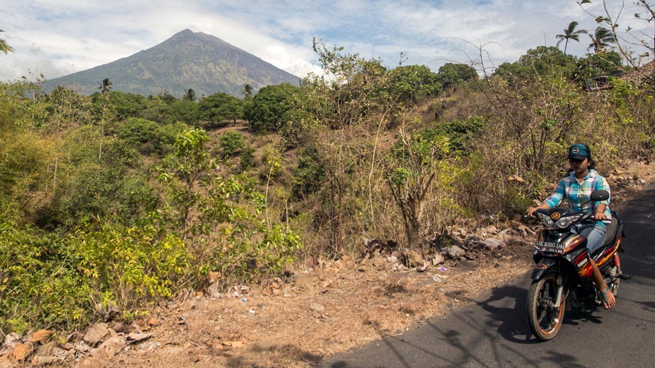 Lebih dari 34.000 orang mengungsi dari gunung berapi Bali di tengah ketakutan akan letusan