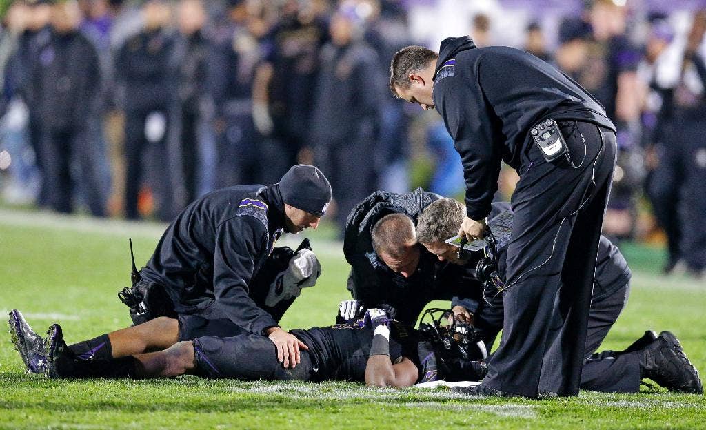 Ameer Abdullah berjalan untuk 4 TDs di No. 19 Kemenangan 38-17 Nebraska atas Northwestern