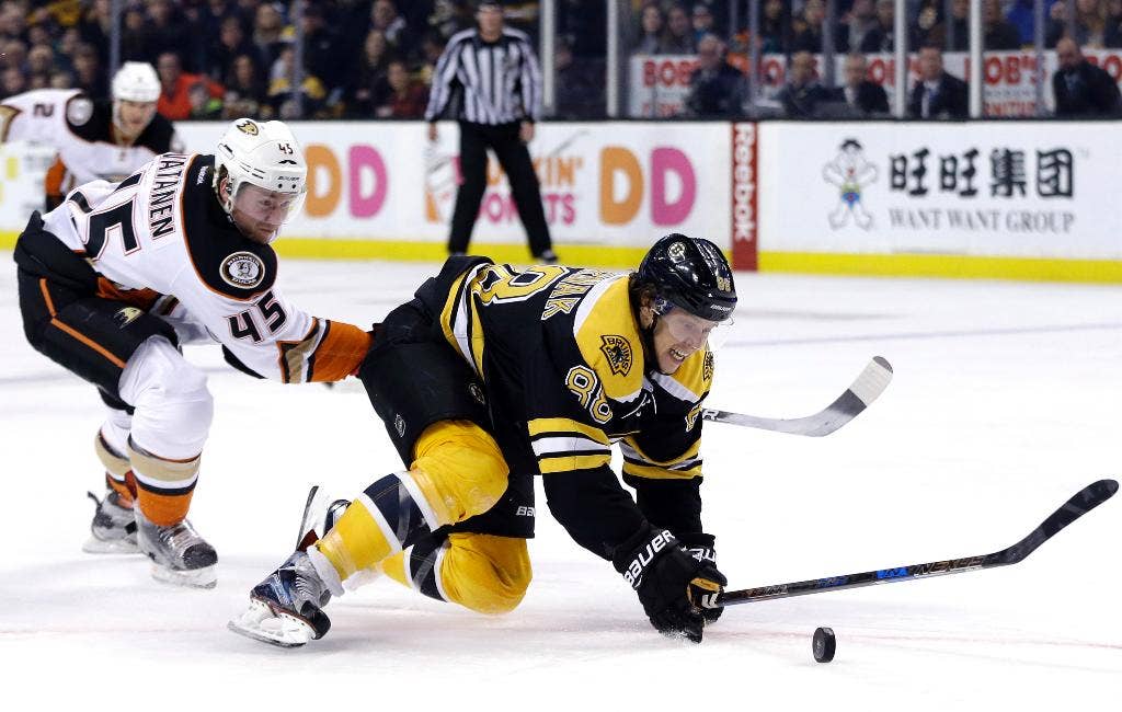 Manson dan Rakell menempati posisi ke-2; Bebek mengalahkan Bruins 4-3